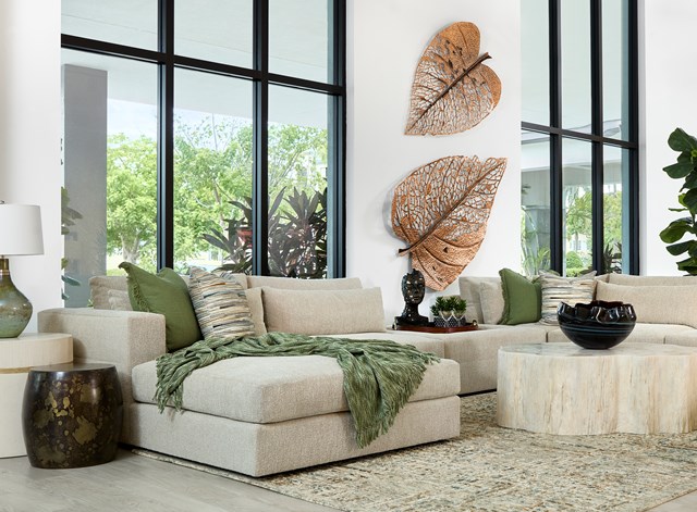 chic-peek:-your-insider-glimpse-into-the-season's-most-coveted-looks.